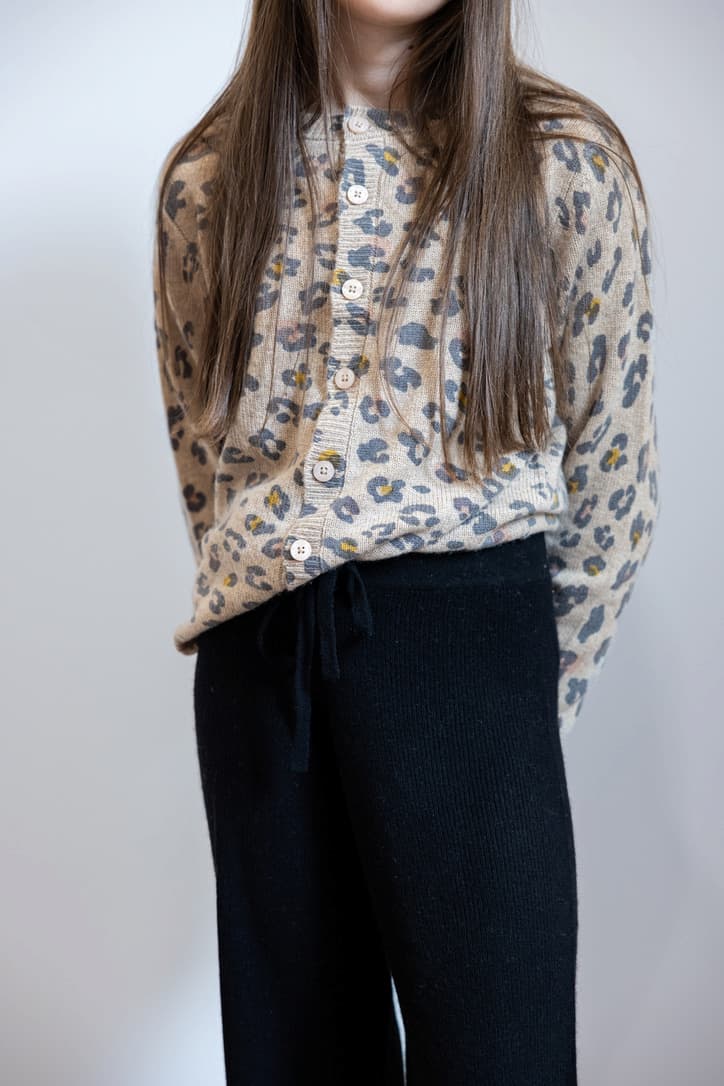 Ausschnitt langhaariges Mädchen mit Kaschmir-Cardigan LEO und Hose MARLENE