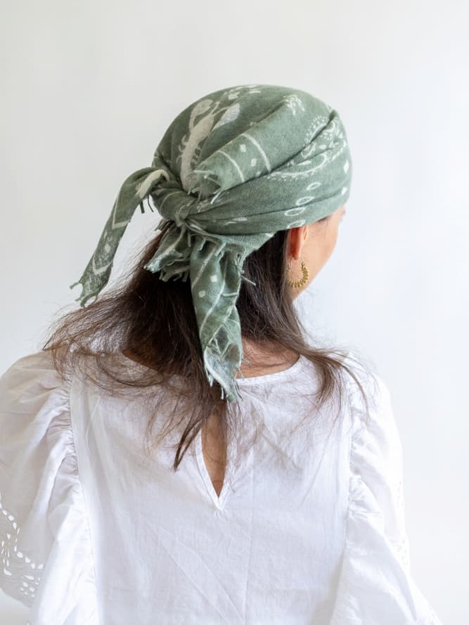 Frau von hinten mit Bandana-Tuch Camille mit Paisley-Muster auf dem Kopf