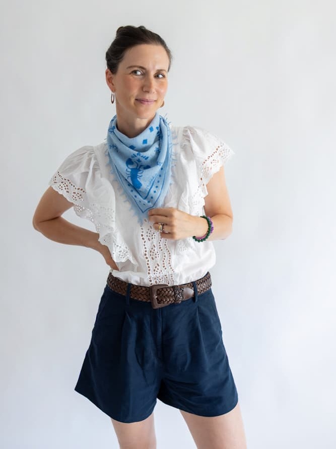 Frau mit Bandana-Tuch Camille mit Paisley-Muster um den Hals
