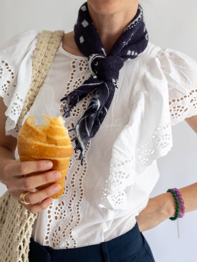 Frau mit Bandana-Tuch Camille mit Paisley-Muster um den Hals