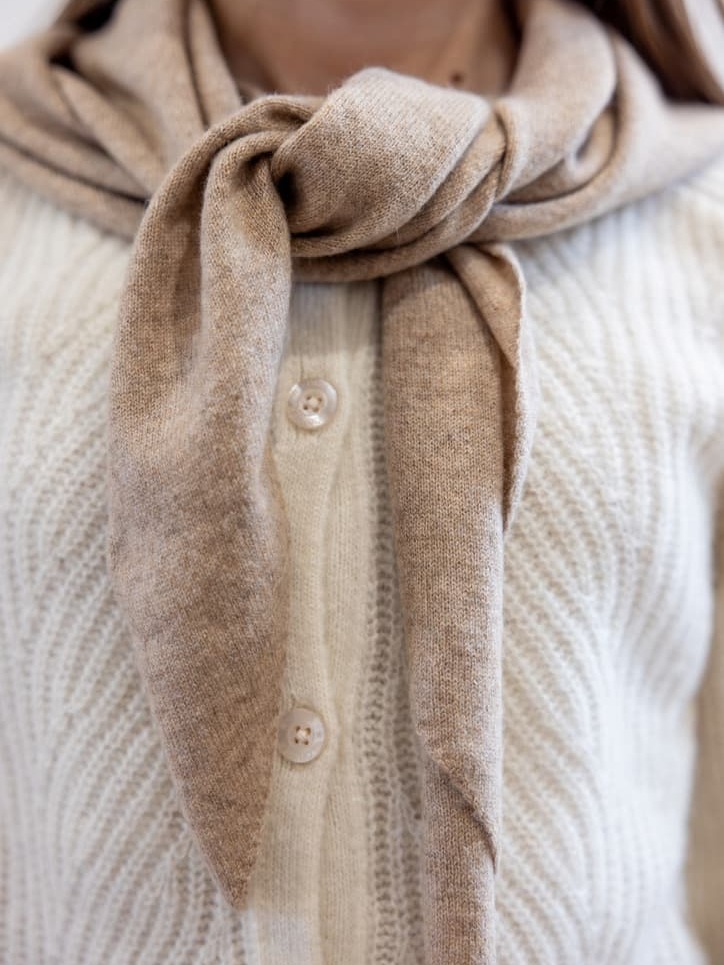 Ausschnitt Dreieckstuch KIM getragen über Cardigan JULIANNE