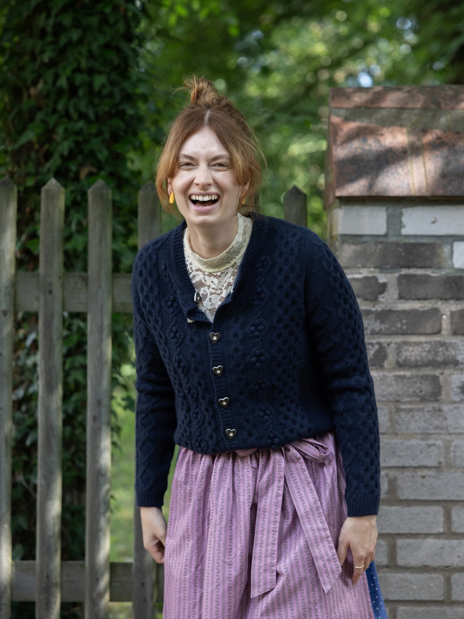Stehende, lachende Frau in Cardigan CHARLOTTE in Dunkelblau