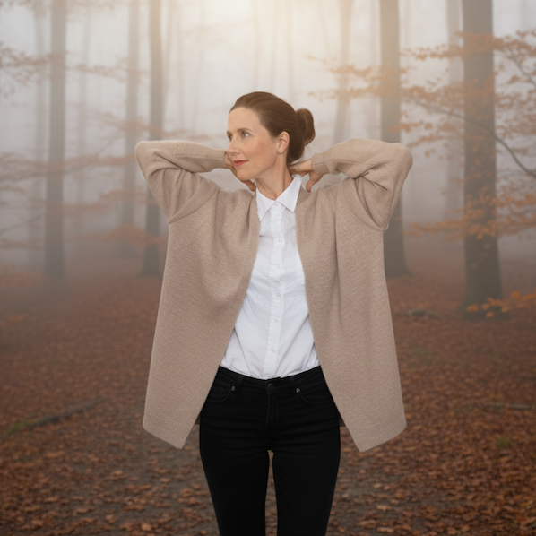 Frau mit Strickjacke JADE im herbstlichen Wald