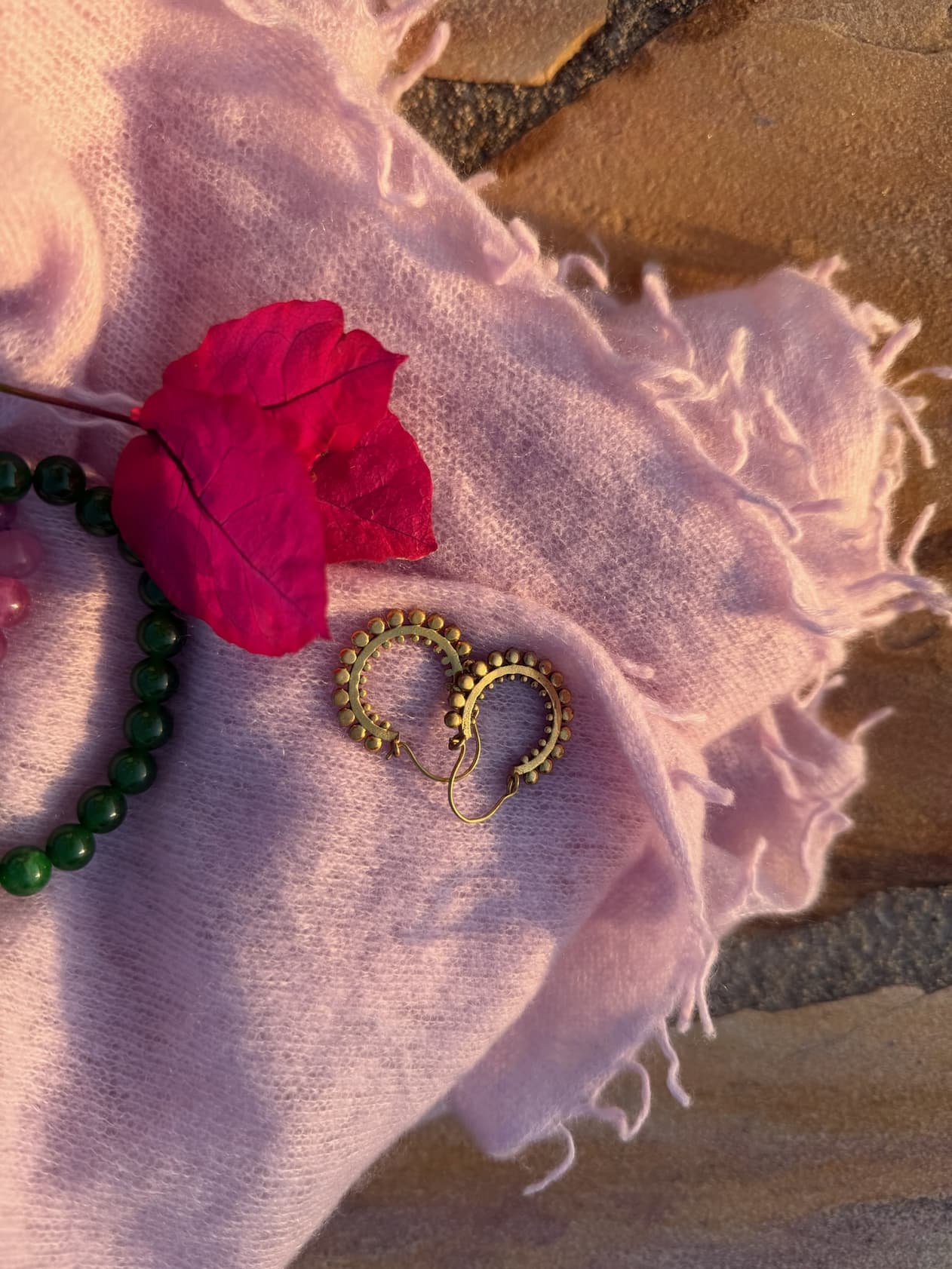 Stilleben Detail mit Tuch Camille in Mauve und Schmuck
