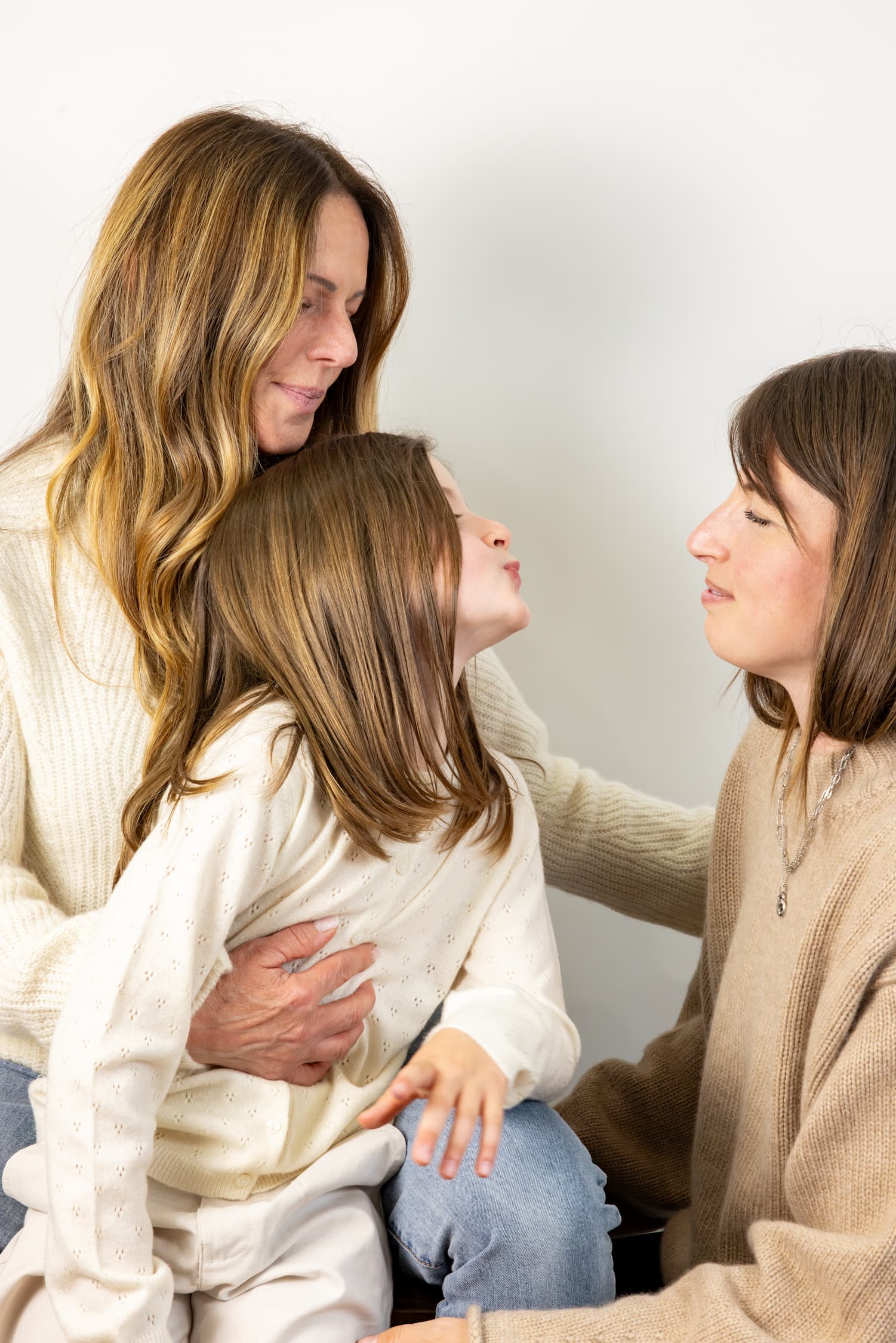 Oma, Enkellind und Mama in Kaschmiroberteilen