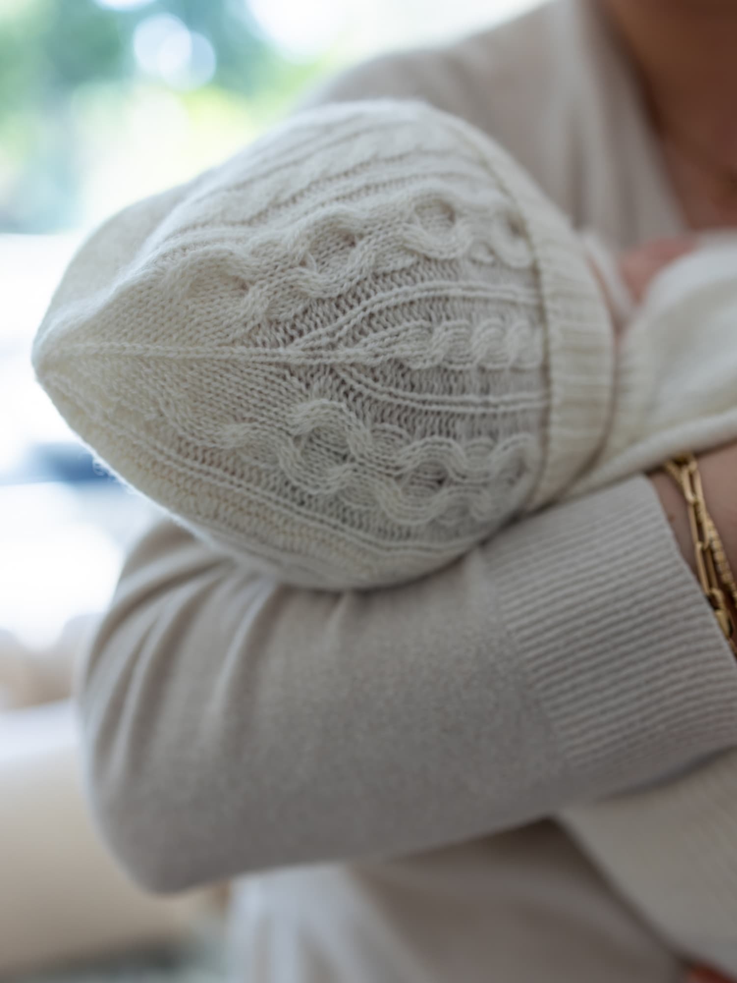 Schlafendes Baby in Baby Set und Mütze AMARI in Weiss