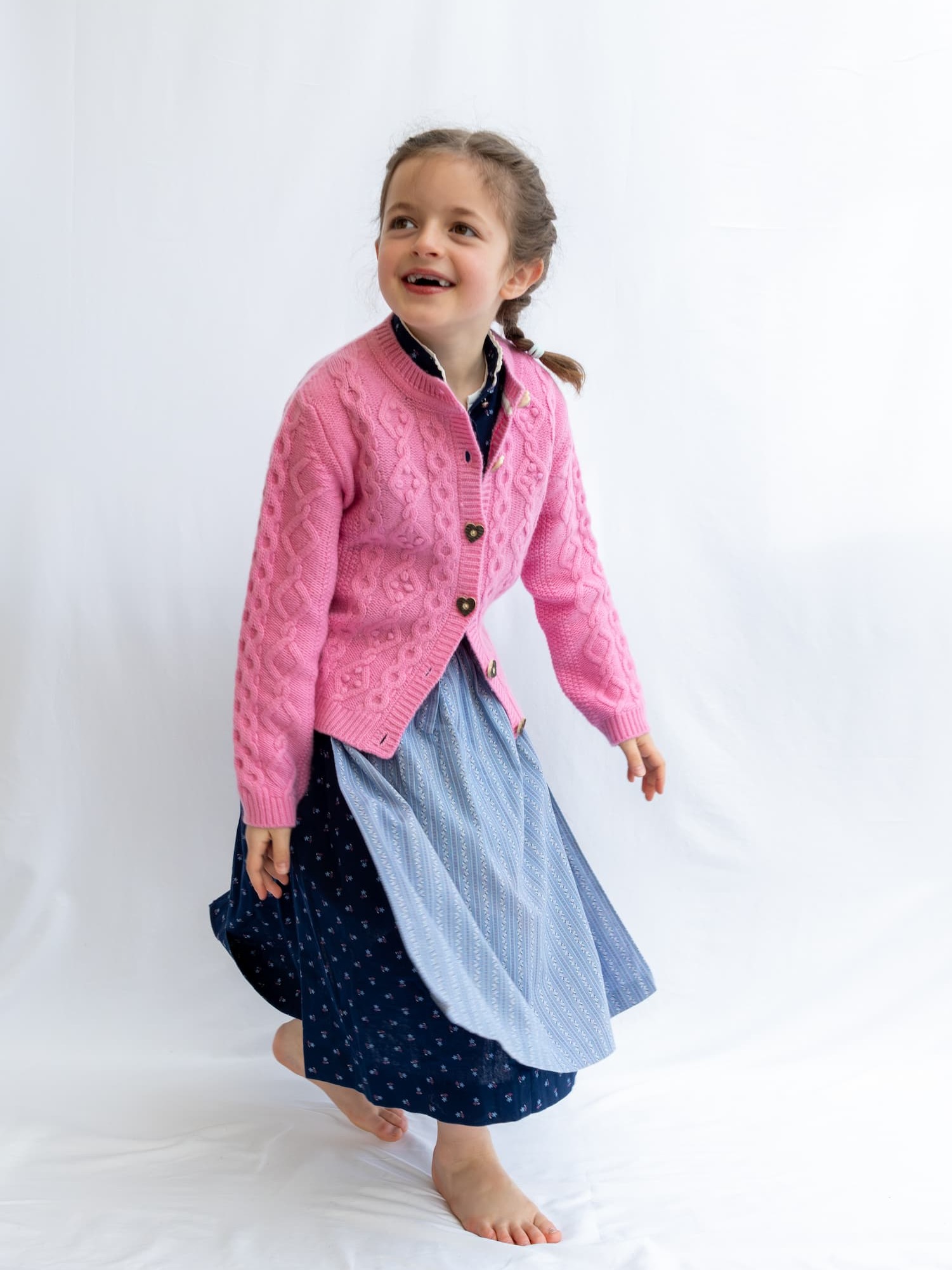 Laufendes Mädchen mit Kaschmir-Trachtenjacke und Dirndl