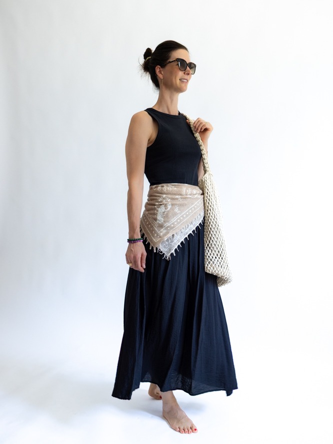 Frau mit Bandana-Tuch Camille mit Paisley-Muster um die Taille