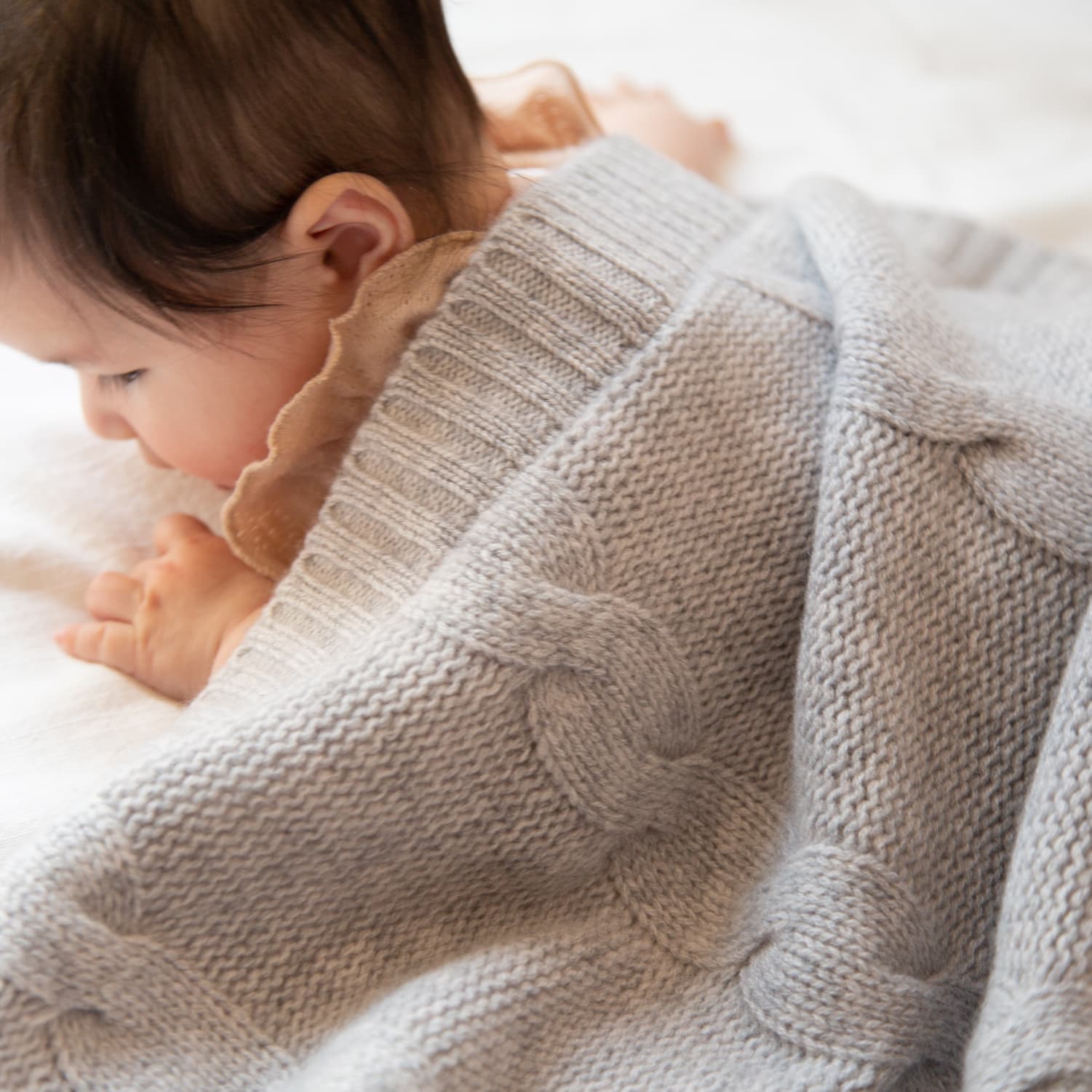Baby unter Kaschmirdecke JULES mit Zopfstrick
