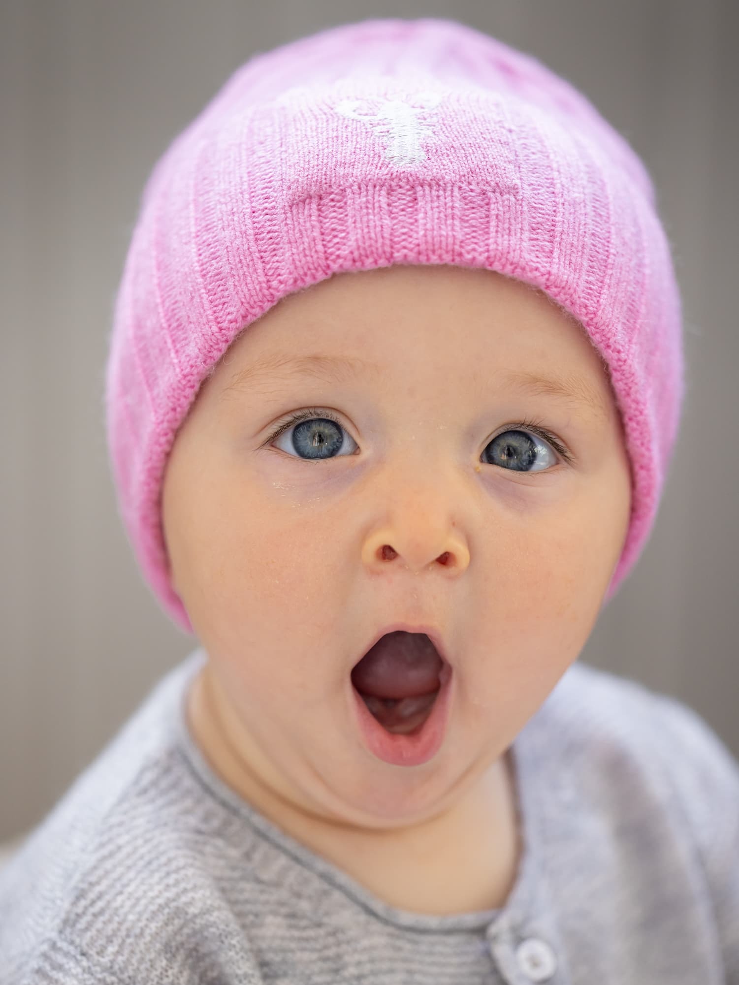 gähnendes Babygesicht mit Mütze MATTI in Rosa