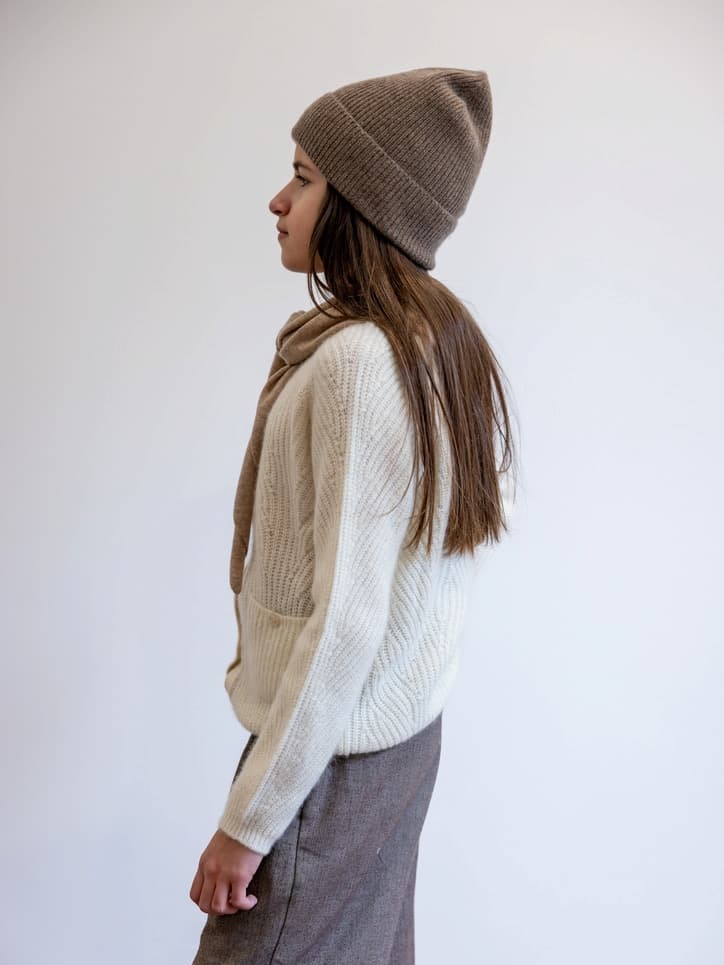 Teenager mit Cardigan JULIANNE