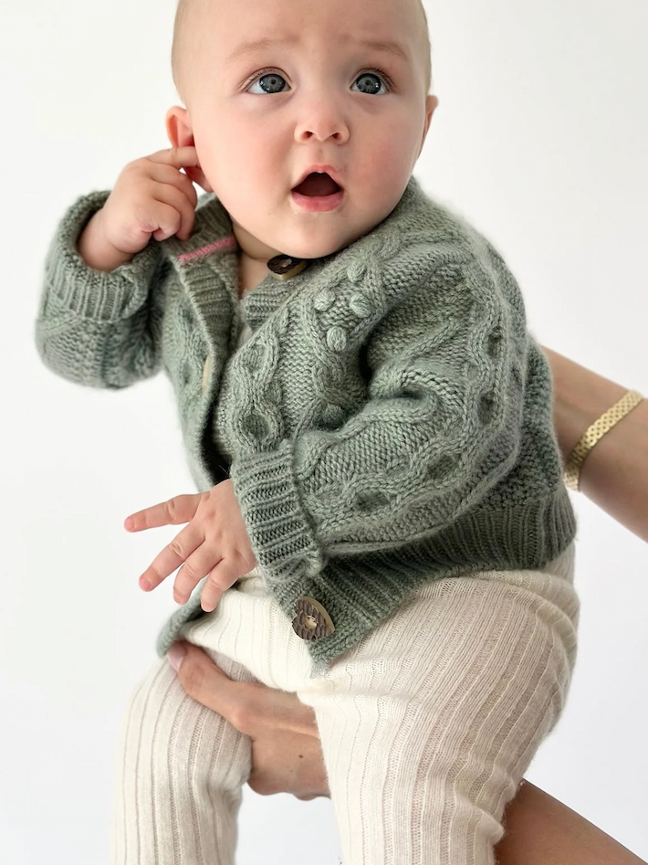 Gehaltenes Baby in Kaschmir-Trachten-Cardigan CHARLOTTE