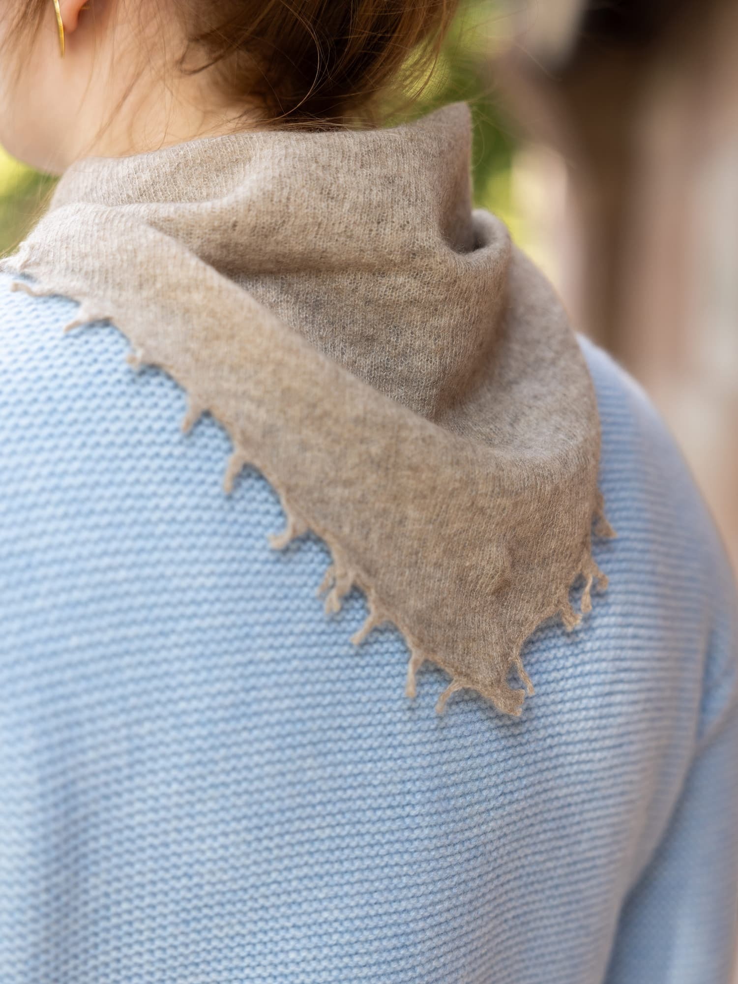 Detail Ausschnitt, stehende Frau von hinten mit Cardigan LENI in Hellblau und Bandana Camille in Beige