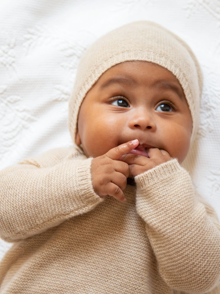 Schauendes Baby in Baby Set ANOUK mit Baby-Haube ANOUK in Hellbeige