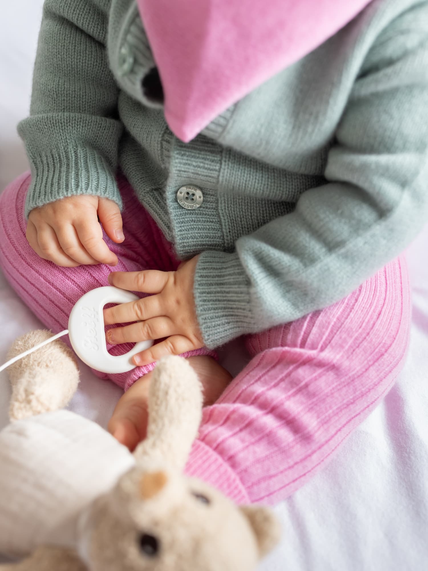 Baby Detailausschnitt trägt Cardigan NICKI in Salbei