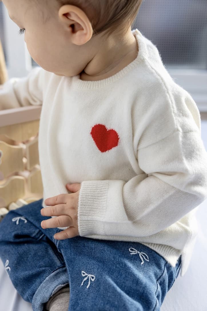 Baby in Kaschmiroutfit, Pullover mit Herz
