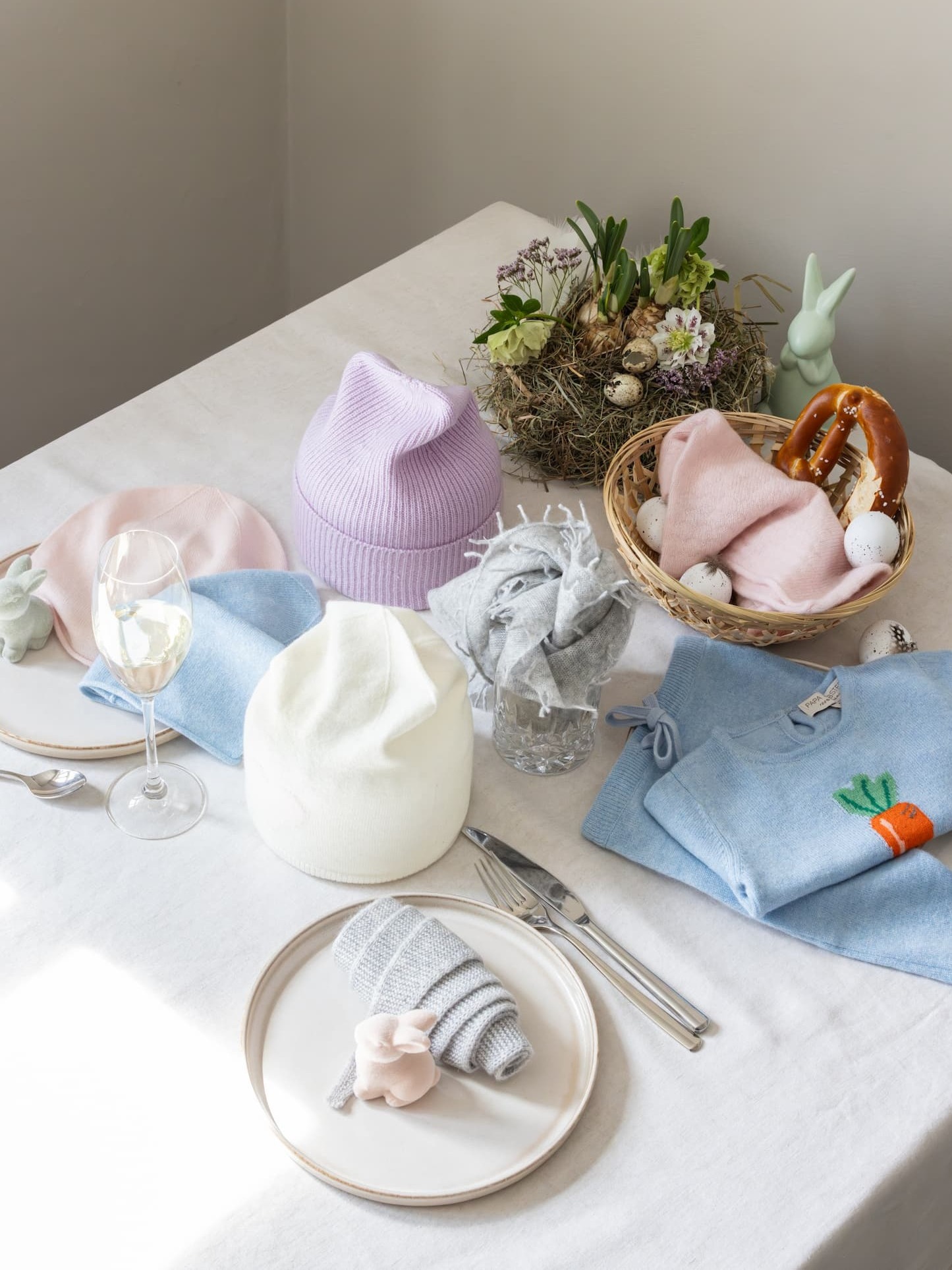Osterfrühstückstafel mit Kaschmir-Accessoirs