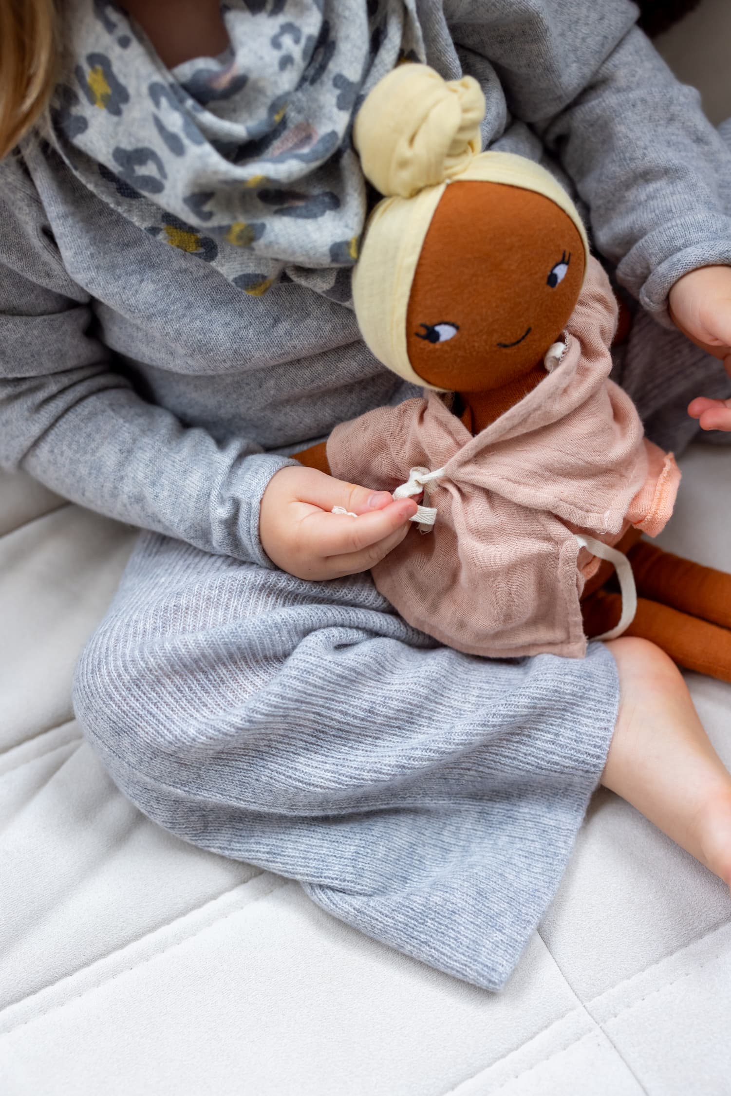 Ausschnitt Kaschmir-Outfit Hellgrau