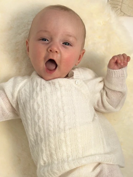 Baby in weißem Kaschmir-Set
