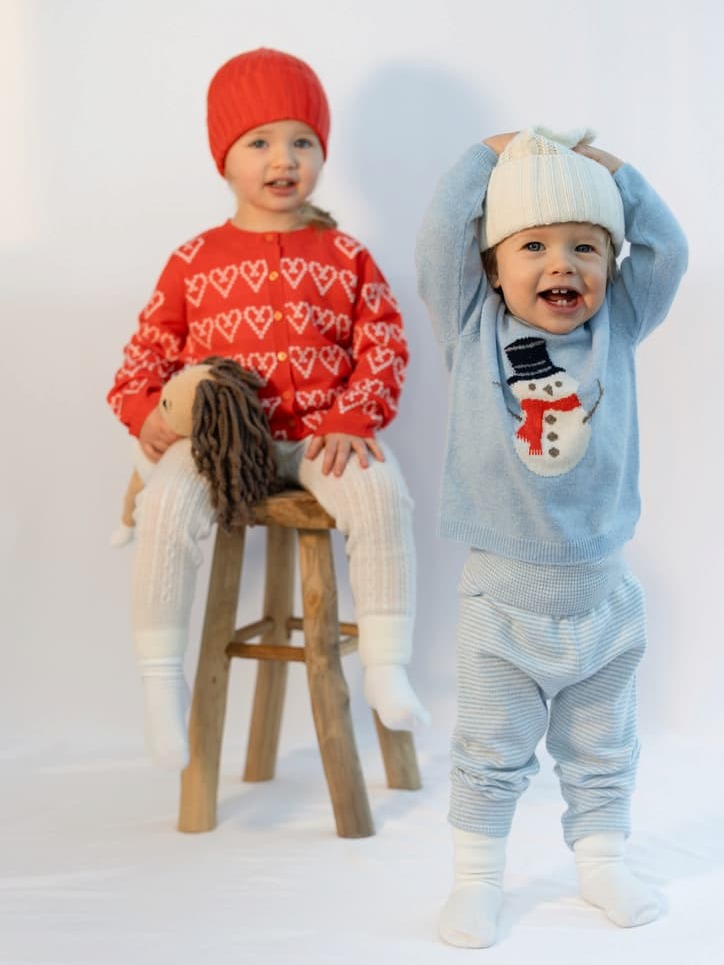 Geschwisterpärchen, Junge vorne stehend, Mädchen hinten sitzend