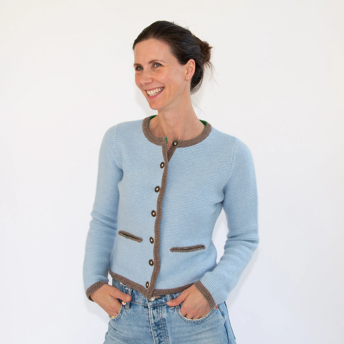 Frau in Trachten-Cardigan LENI
