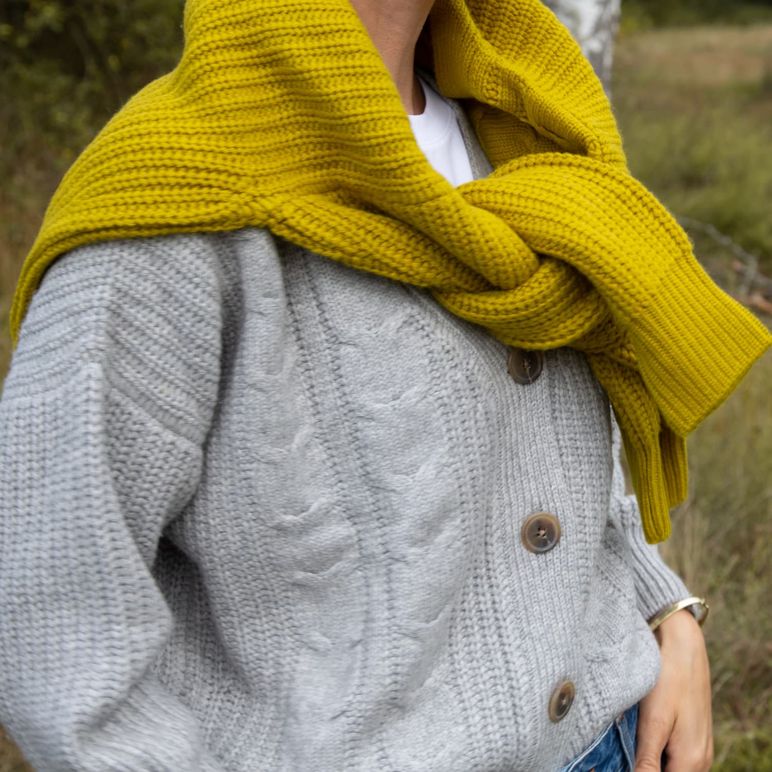 Ausschnitt DAme mit Kaschmirjacken in Hellgrau und Citronell