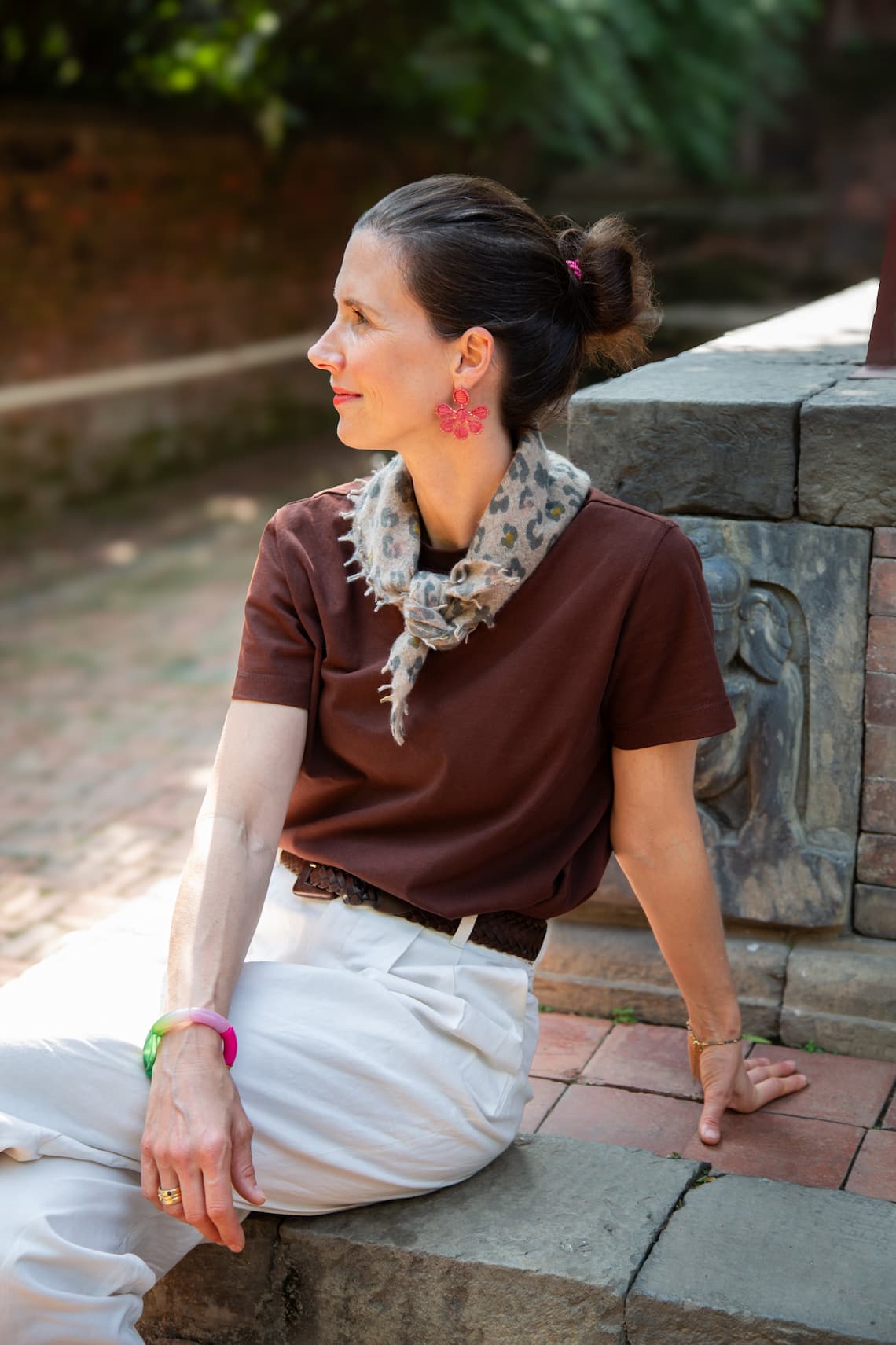 Porträt Frau mit Kaschmir-Bandana CAMILLE LEO