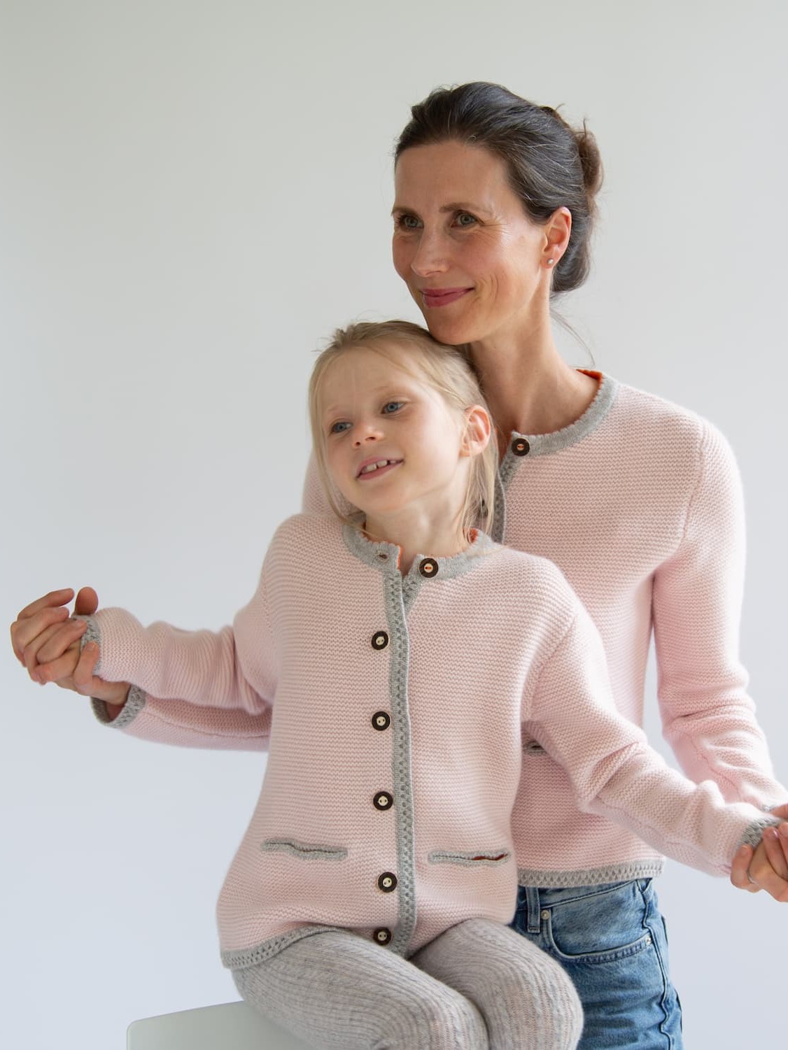 Mutter und Tochter im Partnerlook in Trachten-Kaschmir-Cardigan LENI