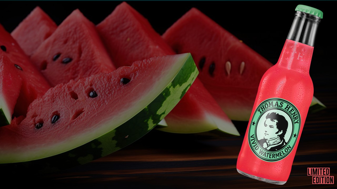 inimene red bulli õhusõidukiga taevas käed laiali