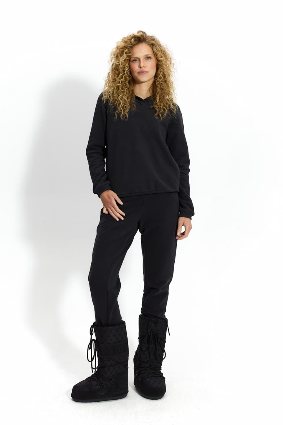 kobieta w czarnym dresie