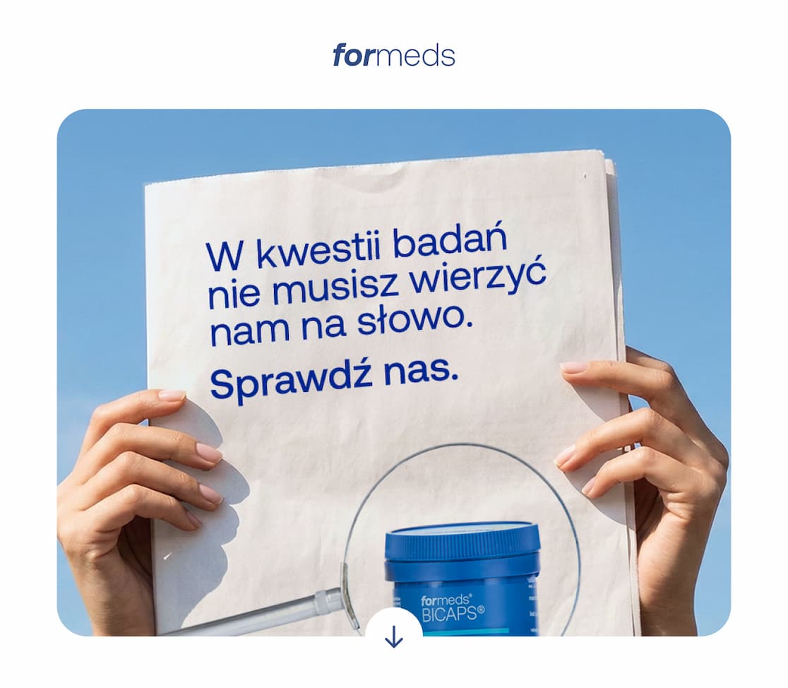 Kobieta trzyma przed twarzą gazetę z napisem: „W kwestii badań nie musisz wierzyć nam na słowo. Sprawdź nas”. Przez lupę widać fragment opakowania suplementu formeds BICAPS.