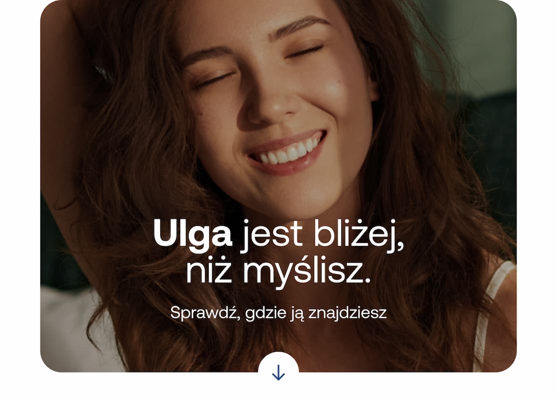 Zdjęcie uśmiechniętej kobiety z zamkniętymi oczami, opierającej głowę na dłoniach. Na zdjęciu biały napis: „Ulga jest bliżej, niż myślisz”. Poniżej mniejszy tekst: „Sprawdź, gdzie ją znajdziesz” oraz ikona strzałki w dół