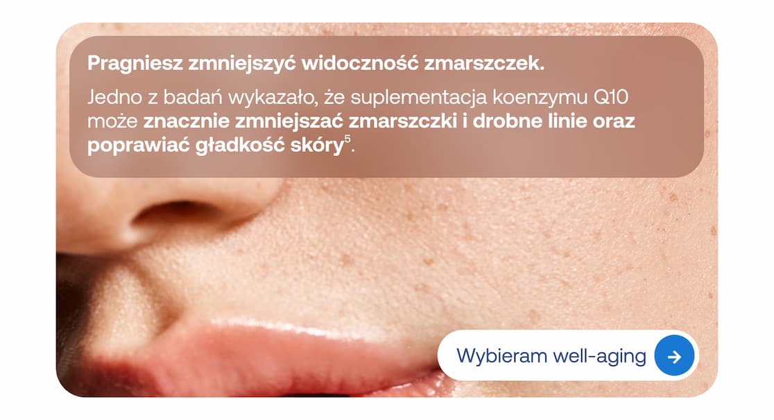 Zbliżenie na strukturę skóry twarzy. Tekst informuje, że suplementacja Q10 może zmniejszać zmarszczki i poprawiać gładkość skóry. Przycisk: Wybieram well-aging.