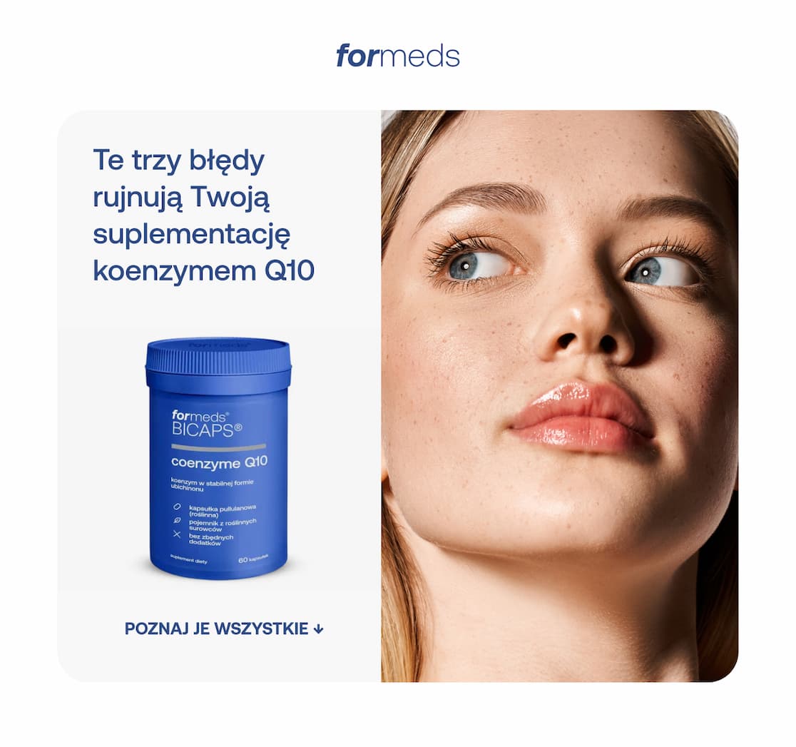 Portret młodej kobiety z piegami patrzącej w górę oraz niebieskie opakowanie suplementu BICAPS coenzyme Q10. Napis: Te trzy błędy rujnują Twoją suplementację koenzymem Q10. Poznaj je wszystkie. Logo Formeds.