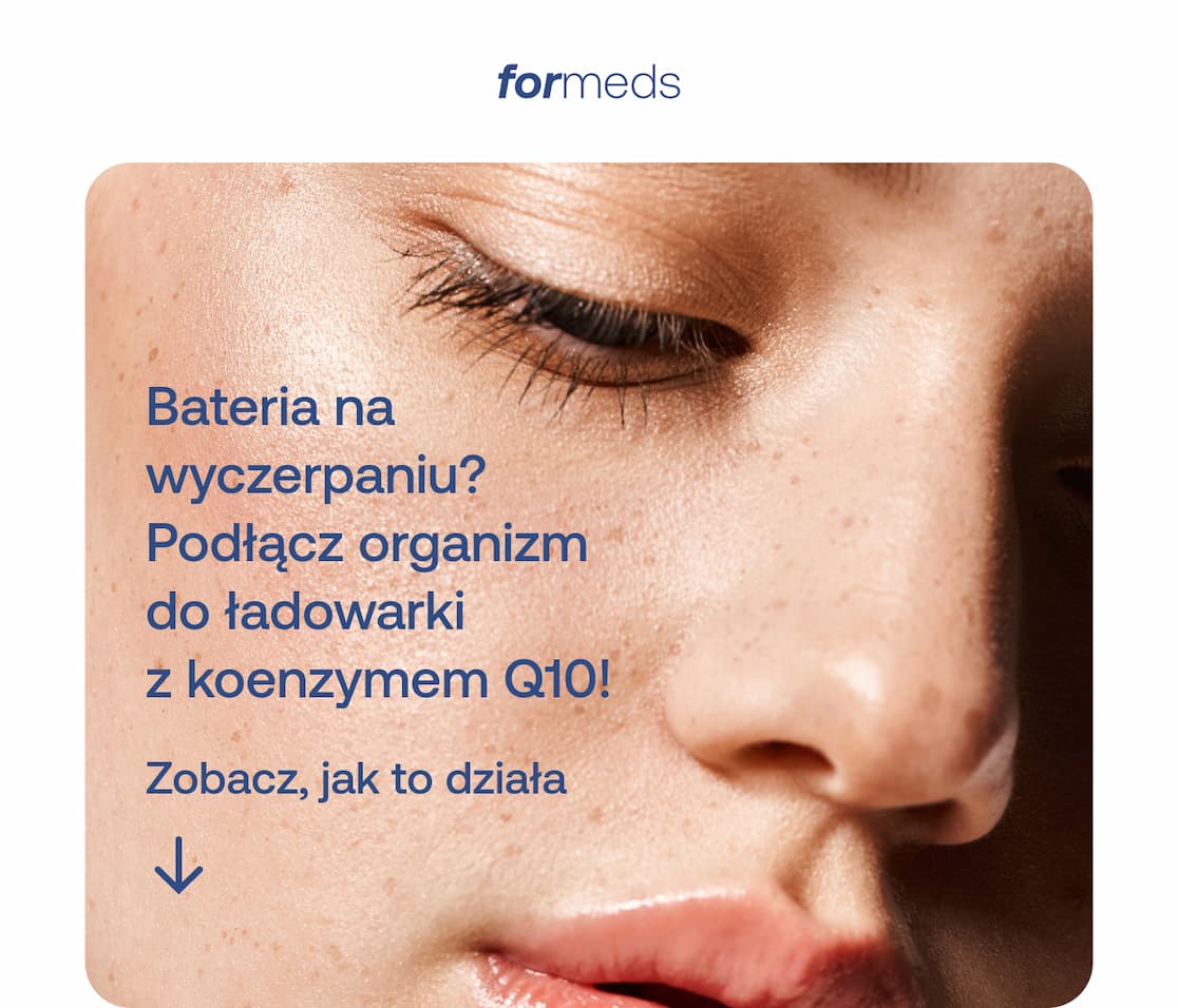 Kobieta z przymkniętymi oczami i czystą cerą. Napis: Bateria na wyczerpaniu? Podłącz organizm do ładowarki z koenzymem Q10! Zobacz, jak to działa. Logo Formeds.