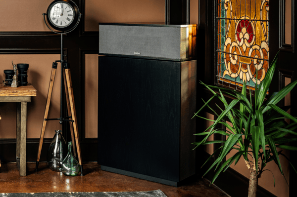 Klipschorn-AA_in-cool-listening-room_2000x2000 (1)