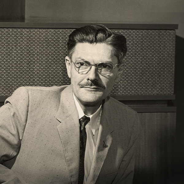 Klipschorn-Historic-Paul-W-Klipsch-in-front-of-original-Klipschorn_000x2000 (1)