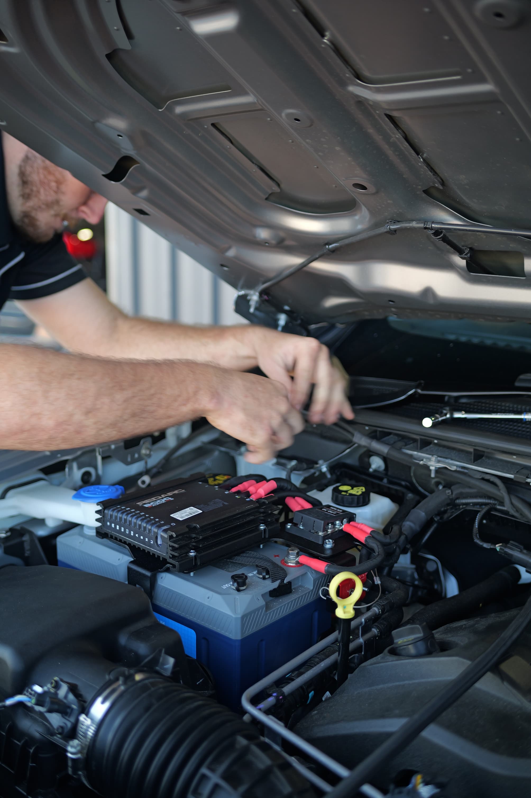 Installing the Under Bonnet Dual Battery Kit — connecting terminals