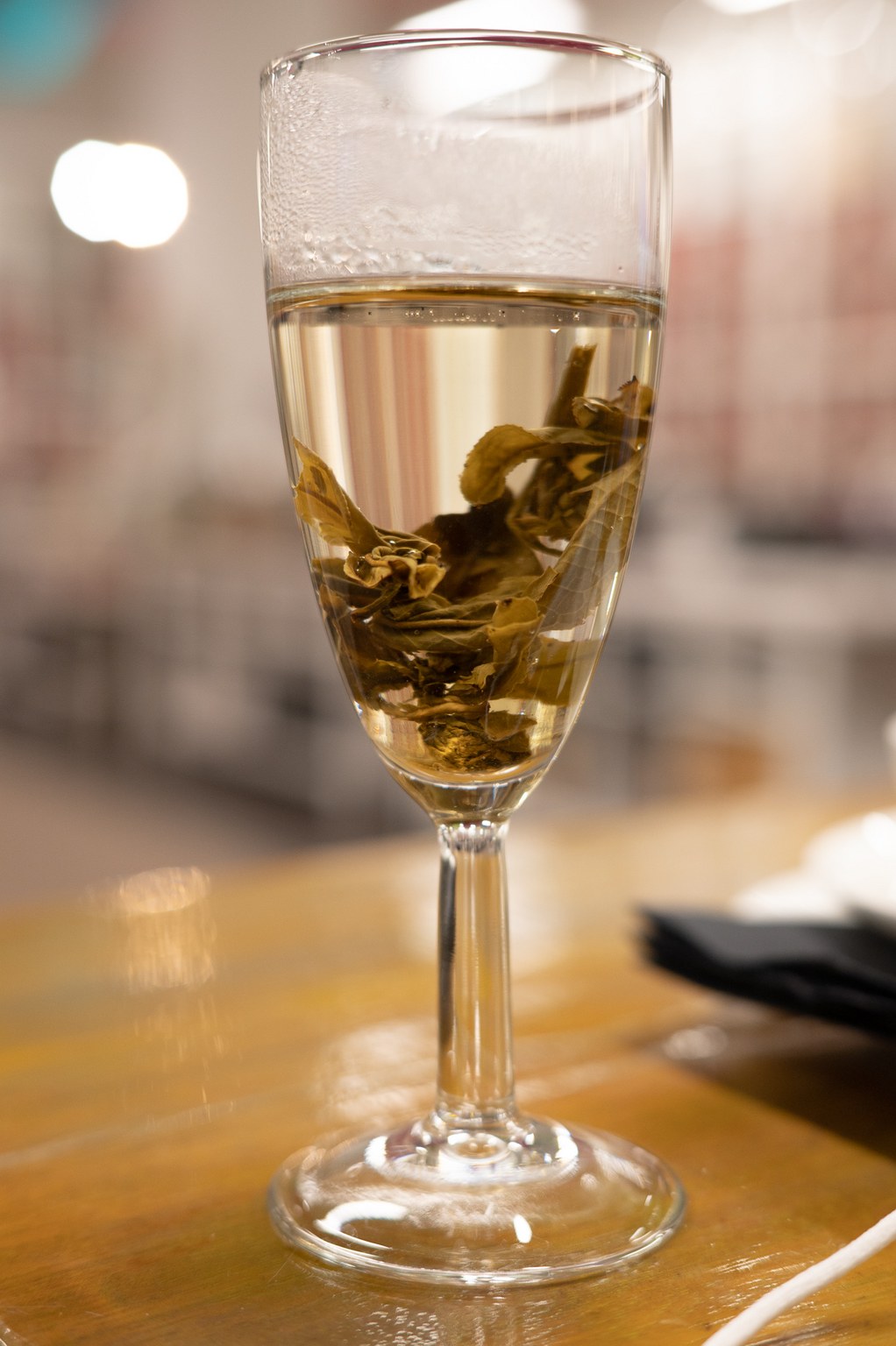 Valkoinen helmi skumppalasissa