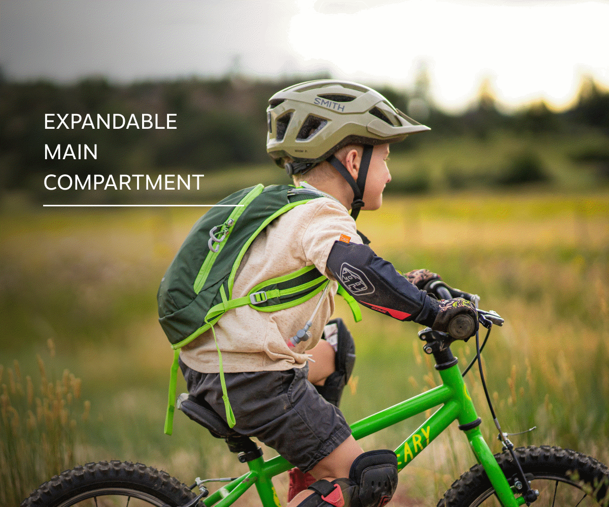 Moki features an expandable main compartment, sternum strap with safety whistle and a 1.5 L reservoir