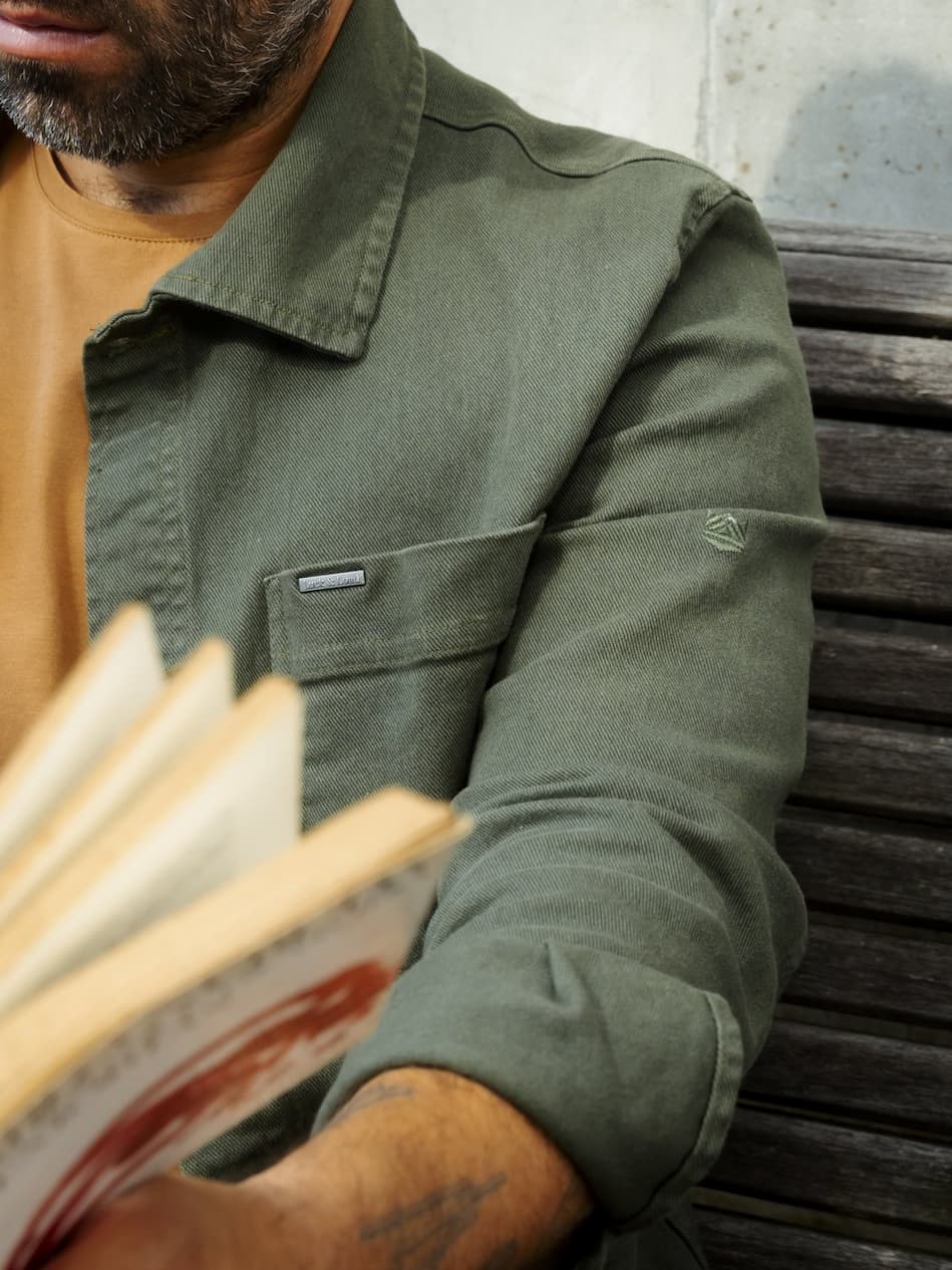 Detalle de costura y tela de la Chaqueta Obrera
