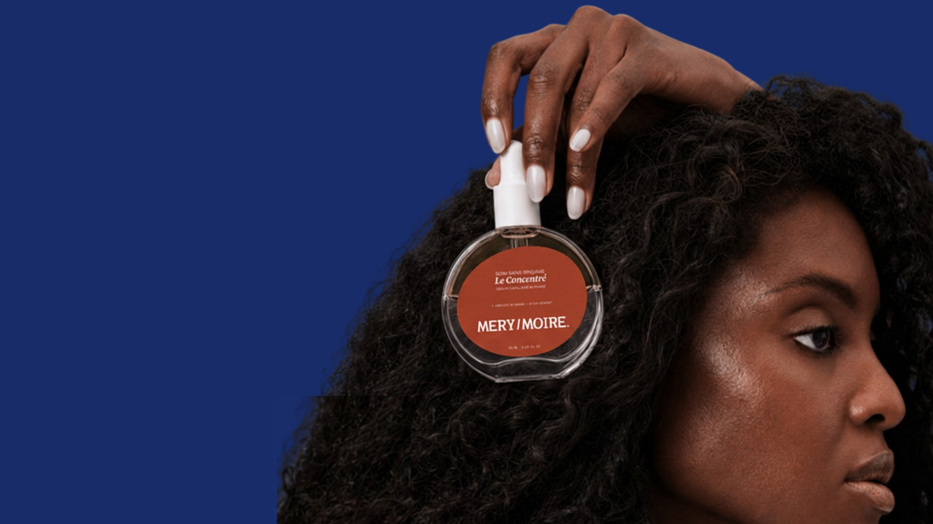 Le Concentré — sérum capillaire bi-phase MERY/MOIRE, appliqué sur cheveux texturés