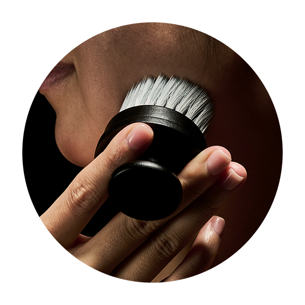ARgENTUM's la lune d'argent face brush sitting on top of it's packaging