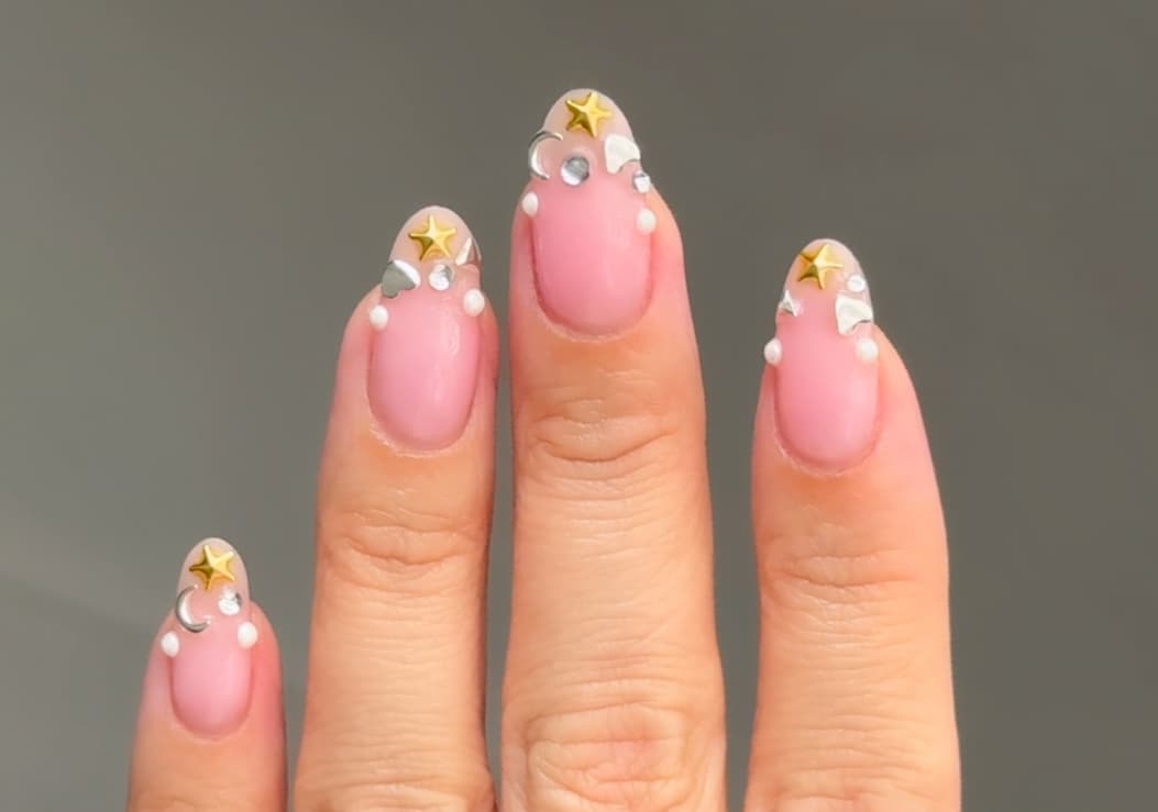 Bedazzling nail trend