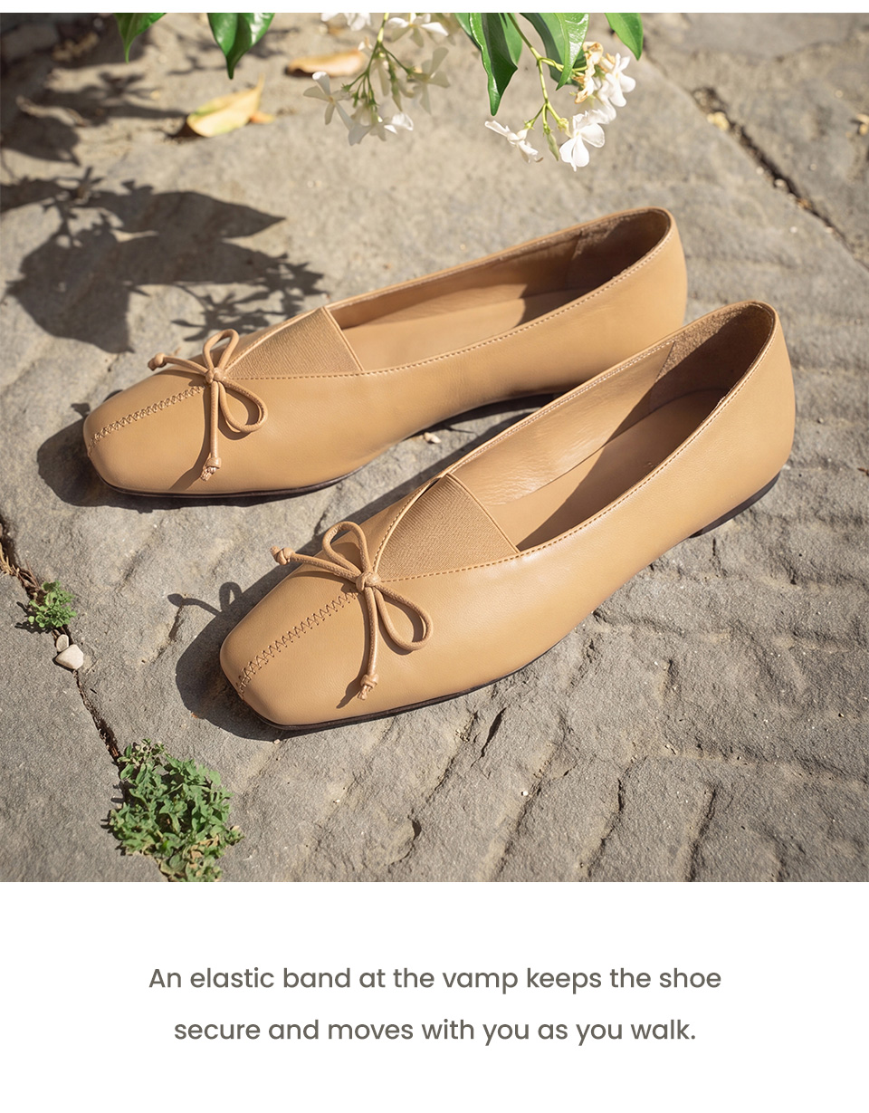 An elastic band at the vamp keeps the shoe secure and moves with you as you walk. 