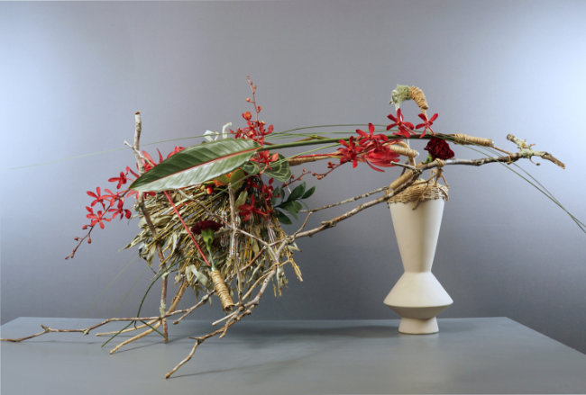 an image of a vase with a bunch of flowers in it