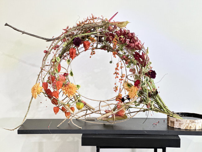 A floral design by Gregor Lersch blending the concept of an arrangement with a handtied design.