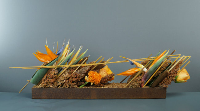 Sculpted arrangement with a horizontal axis, using a clear visible lines to draw the eye right to left