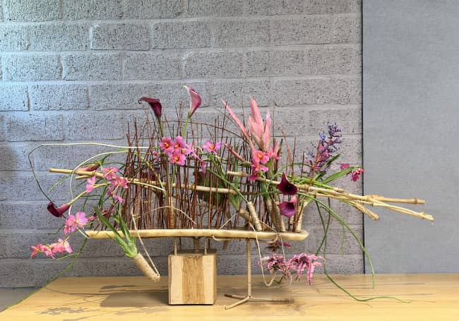 an image of a vase with a bunch of flowers in it