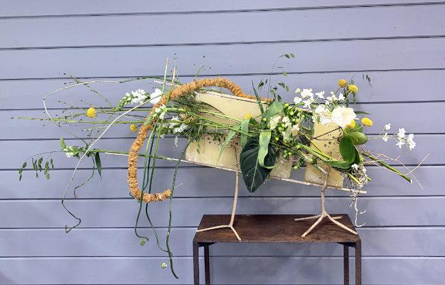an image of a vase with a bunch of flowers in it